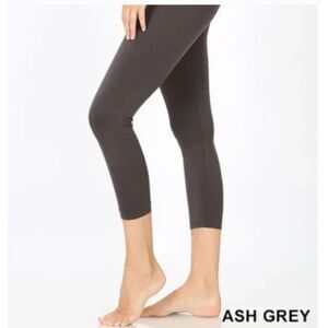 ZENANA SEAMLESS CLASSIC CAPRI LEGGINGS Small/Medium